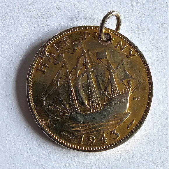 Vintage coin pendant gold and silver tone charm numismatic 1943 half penny - Picture 1 of 8